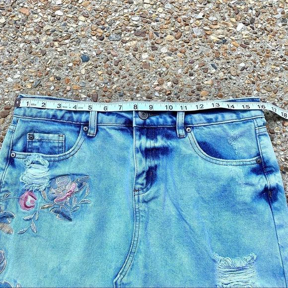 Dex Floral Beaded Embroidered Distressed Raw Hem Jean Mini Skirt Size 28 - Picture 4 of 11